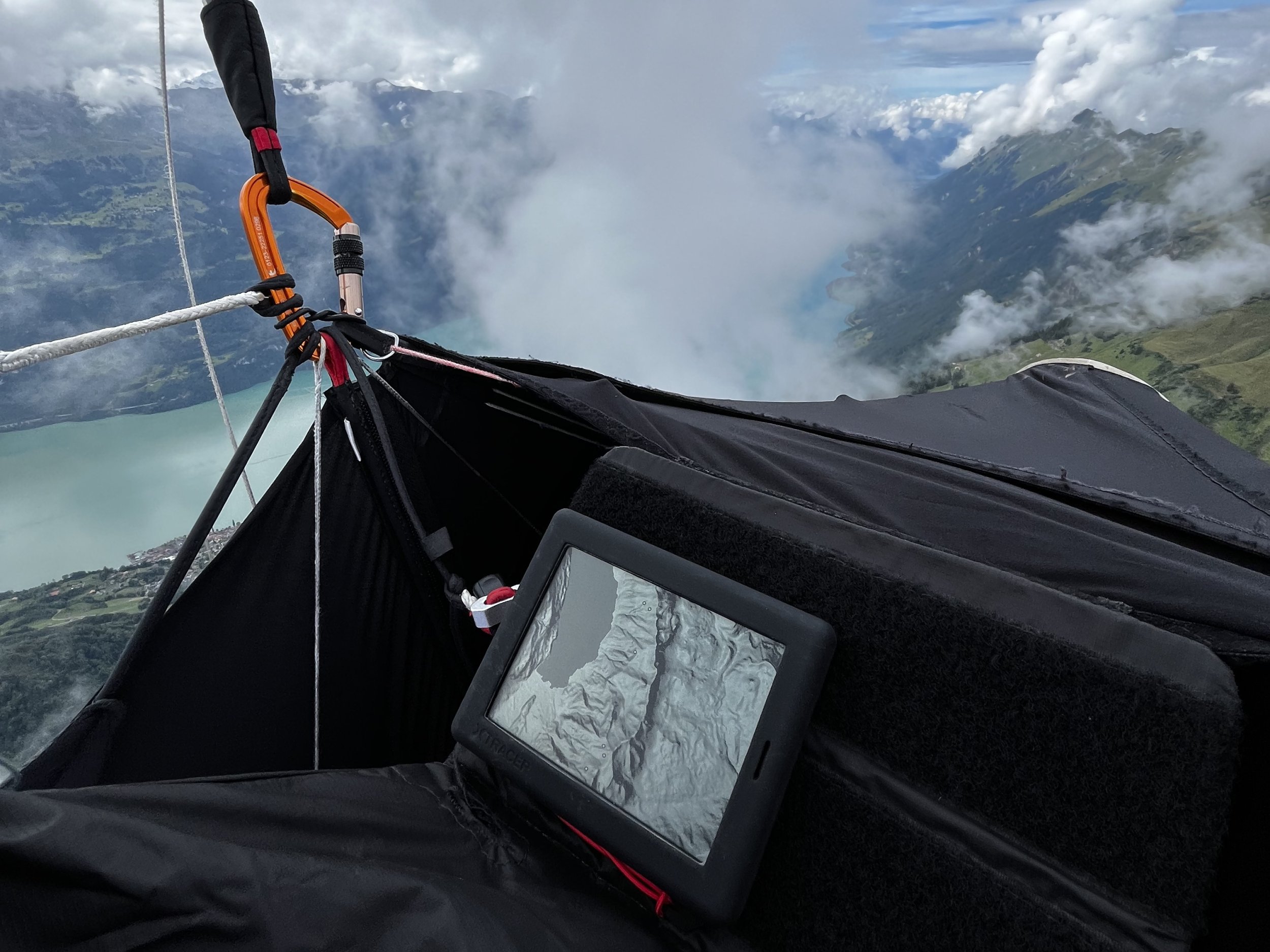 XC Tracer Maxx III : Le petit génie suisse passe la seconde (et on a des infos exclusives !) Le XC MAXX III en vol installé sur un cockpit de cocon