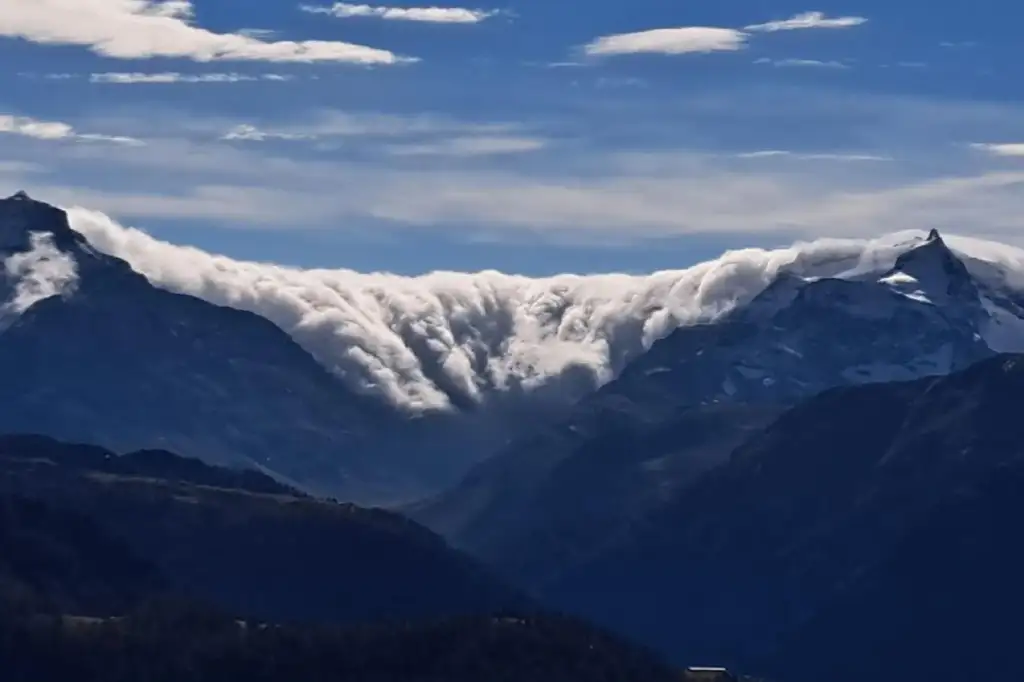Mur de foehn descendant les reliefs bordant la vallée de Conches par le sud, capturé depuis Niederwald (VS).