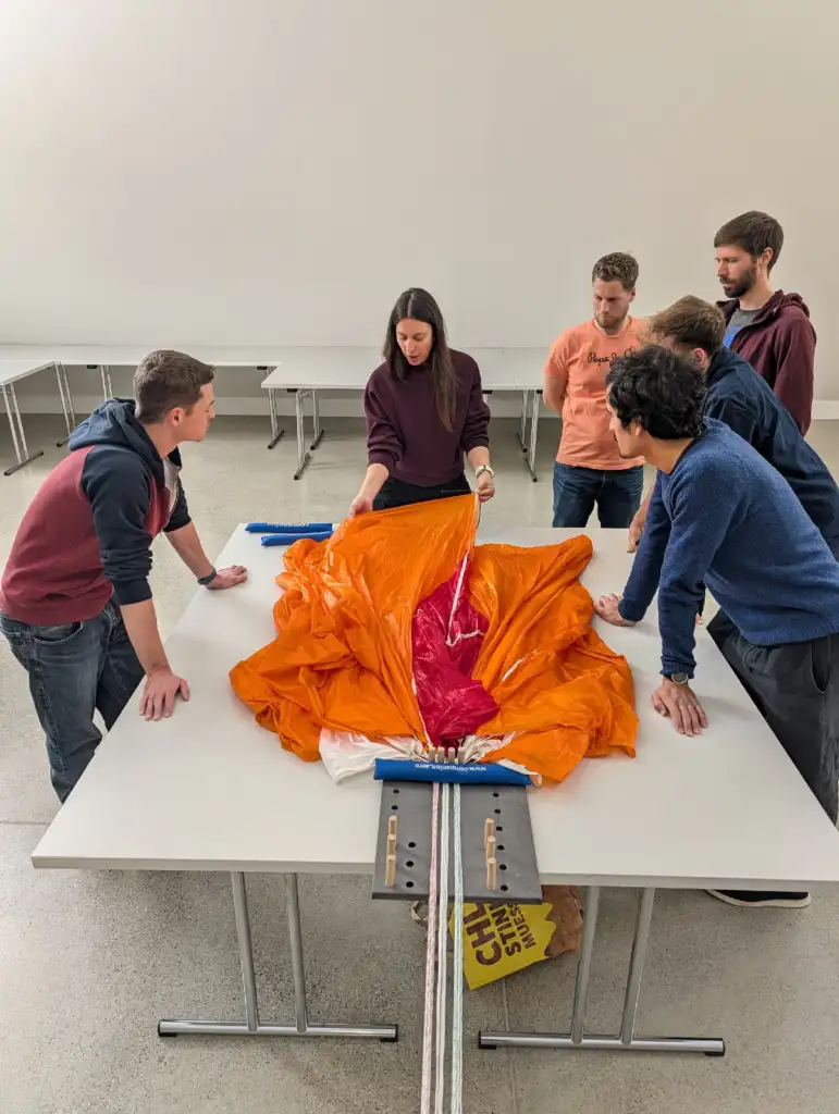 Pliage d'un parachute de secours SQR