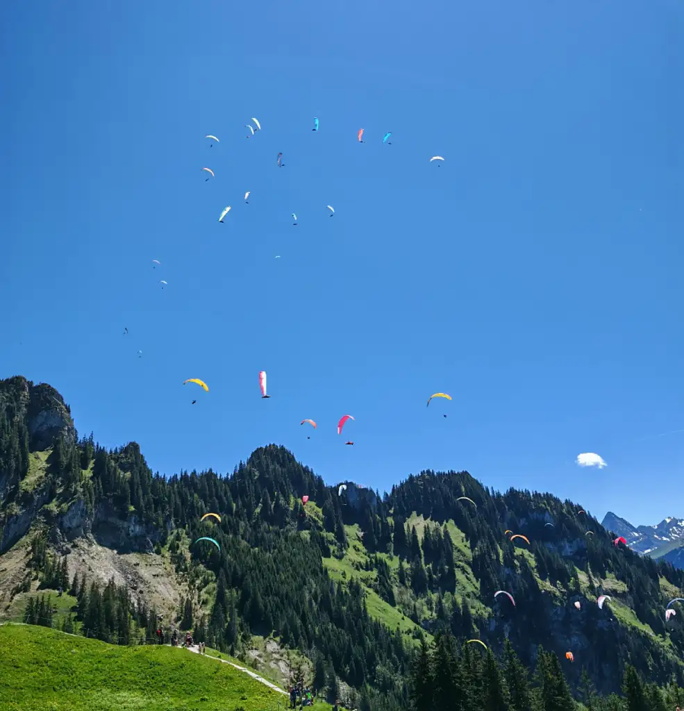 Grappe de parapente dans le thermique à Charmey